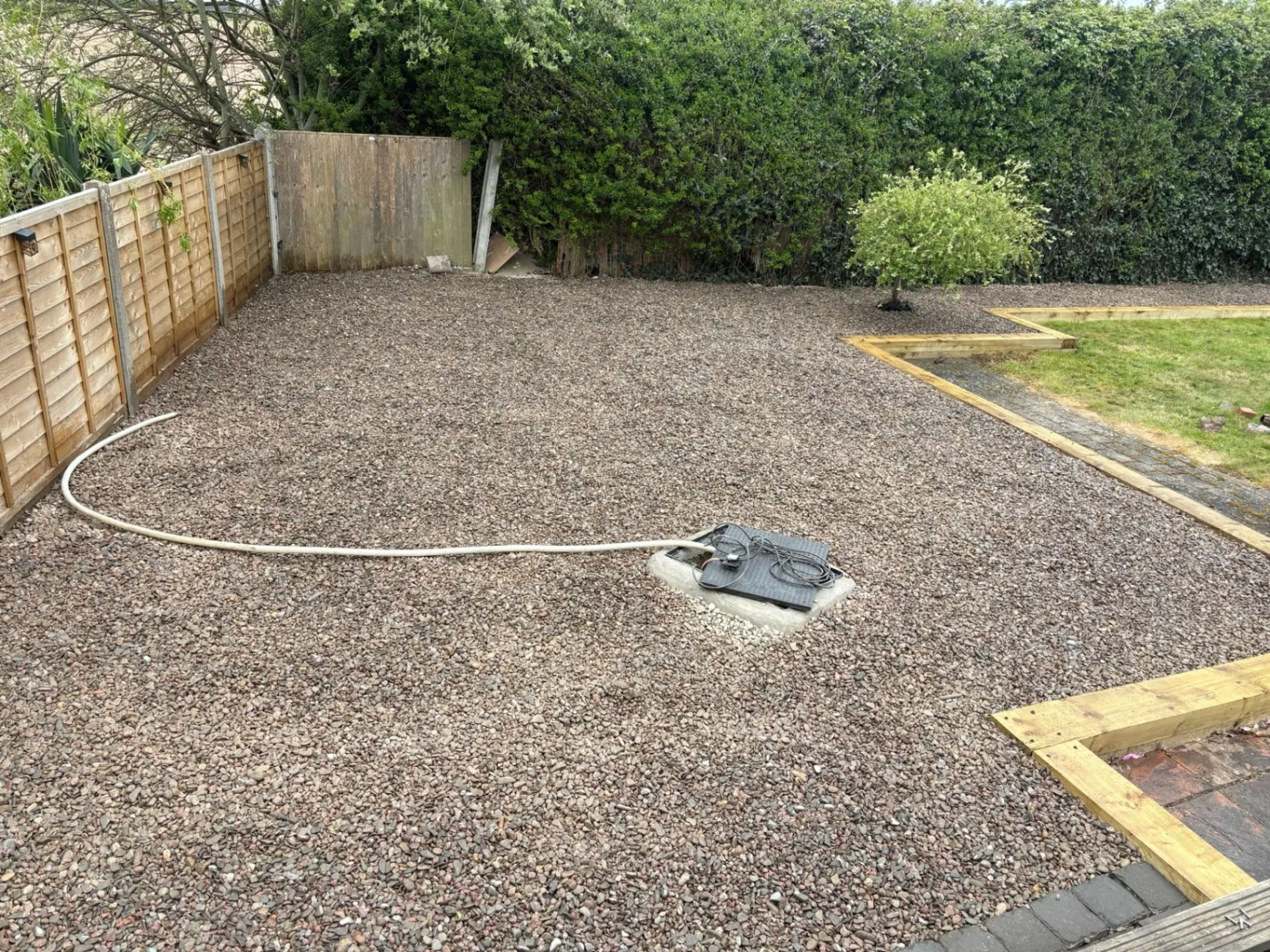 Overgrown garden → clean gravel reset — after